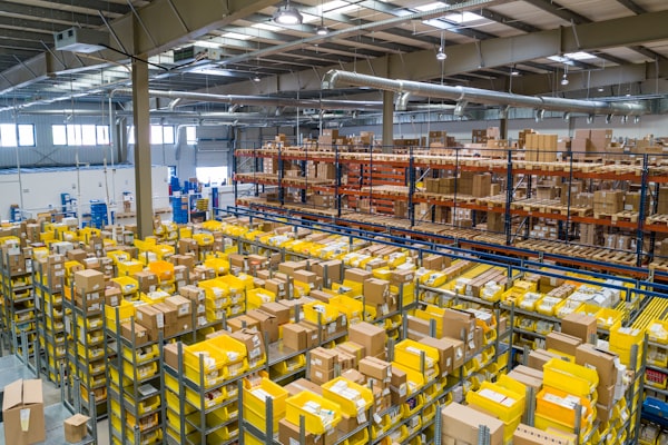Entrepôt logistique avec quais de chargement